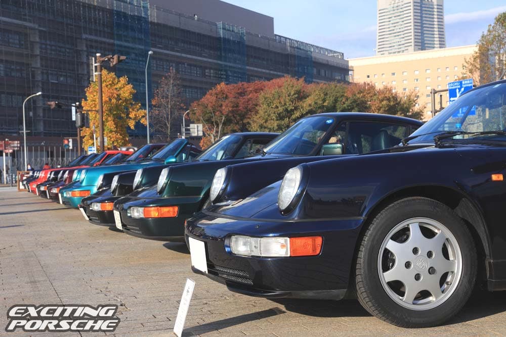 2022 年 EXCITING PORSCHE(横浜 赤レンガ倉庫)で、濃紺の 964 を先頭に並んだ参加者のポルシェ